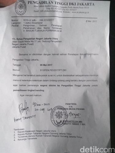  Tim pengacara Ahok menunjukkan surat penetapan penahanan A   hok dari Pengadilan Tinggi DKI Jakarta, Selasa (9/5/2017)