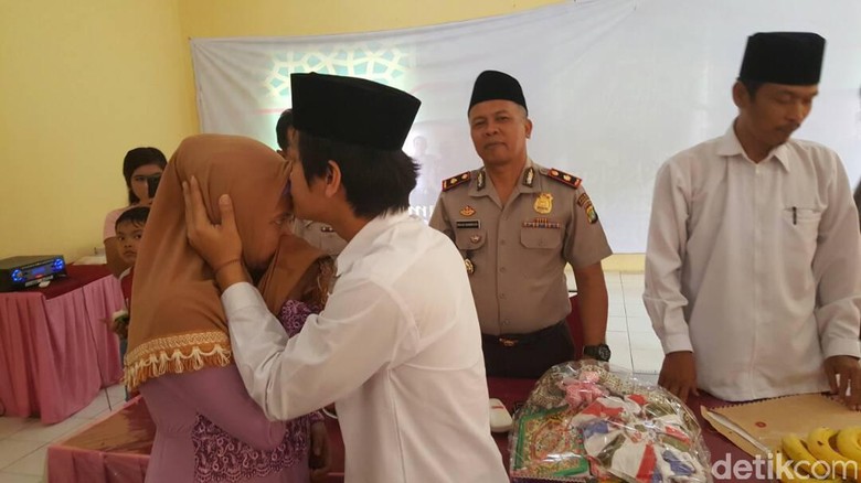 Suasana Haru Pernikahan Tahanan di Sel Polsek Kelapa Dua Tangsel Suasana Haru Pernikahan Tahanan di Sel Polsek Kelapa Dua Tangsel