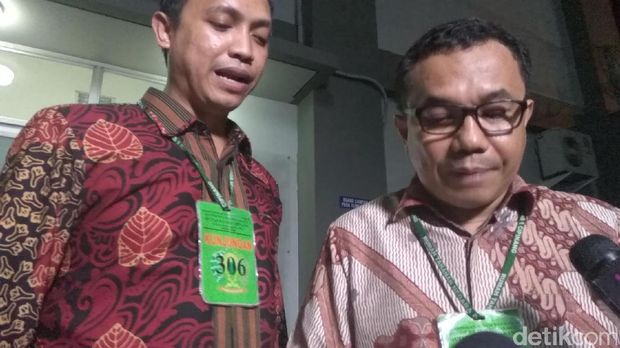 Tim pengacara Ahok menunjukkan surat penetapan penahanan Ahok dari Pengadilan Tinggi DKI Jakarta, Selasa (9/5/2017)