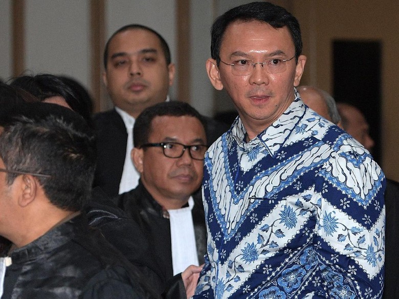 Relawan Bawakan Makanan untuk Ahok di Mako Brimob