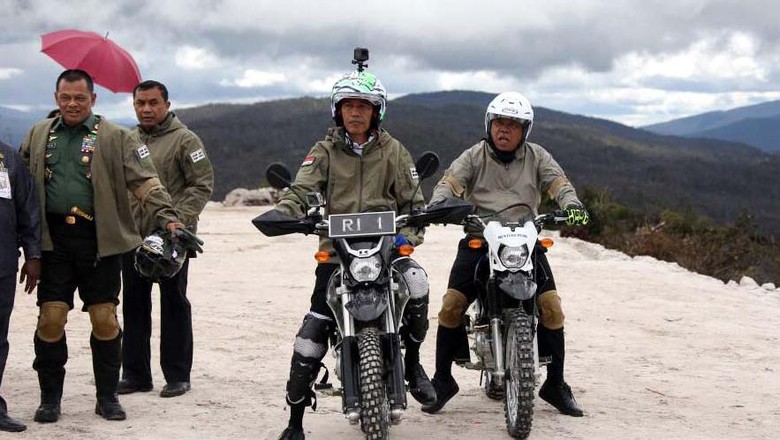 Jokowi Kagum 3.800 Km Jalan Trans Papua Berhasil Dibuka Jokowi Kagum 3.800 Km Jalan Trans Papua Berhasil Dibuka