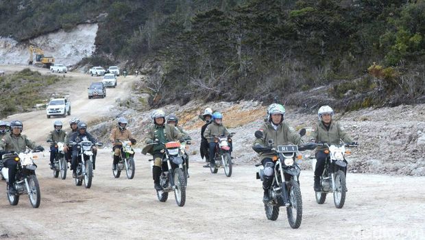 Konvoi Motor Trail Jokowi dan Panglima di Jalanan Terjal Wamena