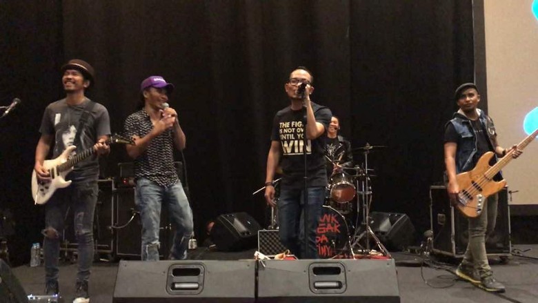 Aksi Panggung Menaker Bareng Slank di Peluncuran Aplikasi Cari Kerja Aksi Panggung Menaker Bareng Slank di Peluncuran Aplikasi Cari Kerja