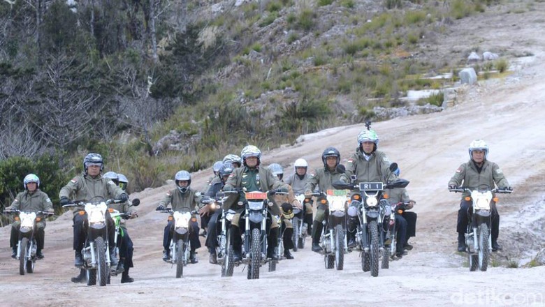 Konvoi Motor Trail Jokowi dan Panglima di Jalanan Terjal Wamena