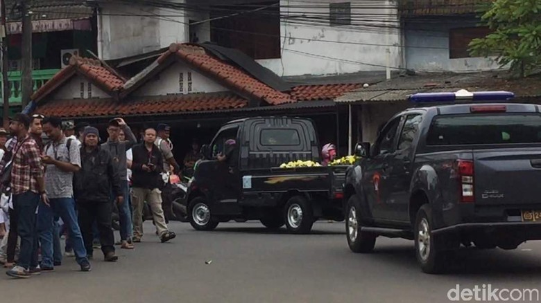 Karangan Bunga untuk Ahok Ditolak Penjaga Mako Brimob Karangan Bunga untuk Ahok Ditolak Penjaga Mako Brimob