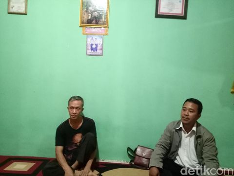 Ayah Elsa, Dwi Syahrial, berkaos hitam 