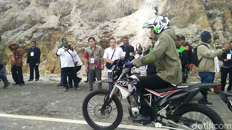Aksi Jokowi Ngetrail Susuri Pegunungan Trikora Wamena