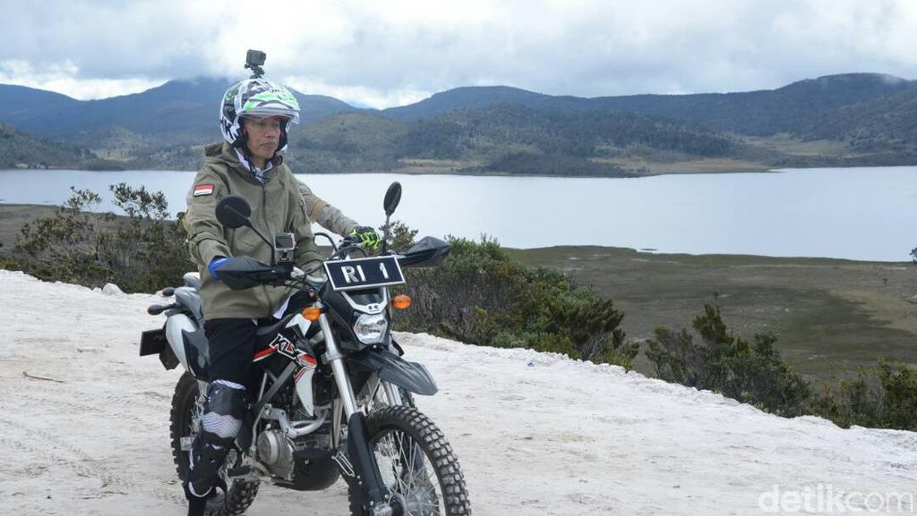 Jokowi Nge-Vlog Aksi Ngetrail di Jalur Trans Papua, Wamena Jokowi Nge-Vlog Aksi Ngetrail di Jalur Trans Papua, Wamena