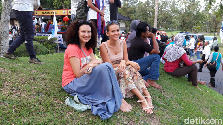 Bule-bule Cantik Ini Antusias Tunggu Lampion Borobudur 