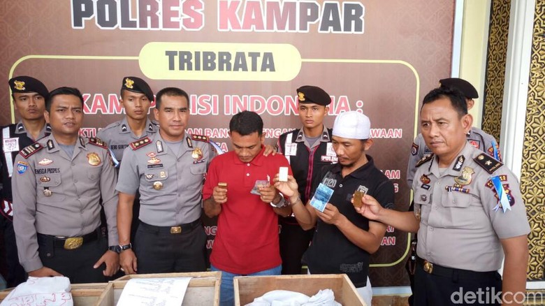 Polisi Tangkap 2 Dukun Palsu yang Ngaku Bisa Gandakan Uang di Riau Polisi Tangkap 2 Dukun Palsu yang Ngaku Bisa Gandakan Uang di Riau