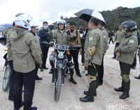 Konvoi Motor Trail Jokowi dan Panglima di Jalanan Terjal Wamena