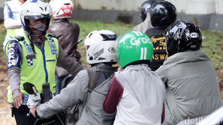 Viral Video Polantas Cuek, Ini Prosedur Polisi Tilang Pengendara Viral Video Polantas Cuek, Ini Prosedur Polisi Tilang Pengendara