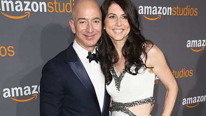 Jeff Bezos dan istrinya. Foto: Getty Images Jeff Bezos dan istrinya. Foto: Getty Images