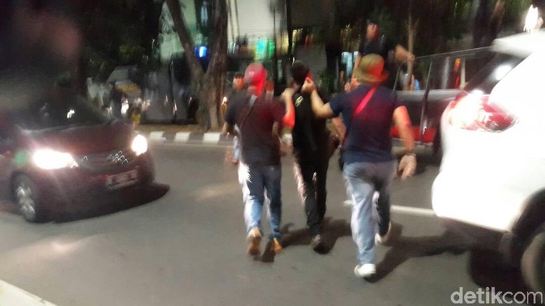 Polisi Amankan Pria yang Halangi Lalin Usai Massa Ahok Dibubarkan