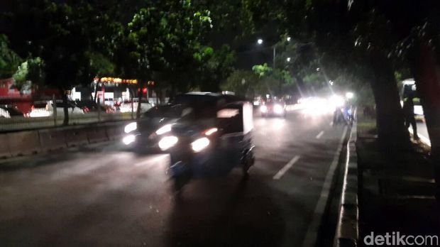 Orang yang halangi lalin usai massa Ahok dibubarkan dari depan gedung Pengadilan Tinggi DKI Jakarta, Jumat (12/5/2017). Foto: Herianto Batubara/detikcom