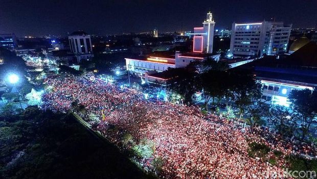 Arus lalu lintas pun ditutup karena dipenuhi massa. 