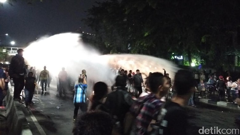Bubarkan Massa Pro-Ahok di PT DKI, Polisi Semprotkan Water Canon Bubarkan Massa Pro-Ahok di PT DKI, Polisi Semprotkan Water Canon