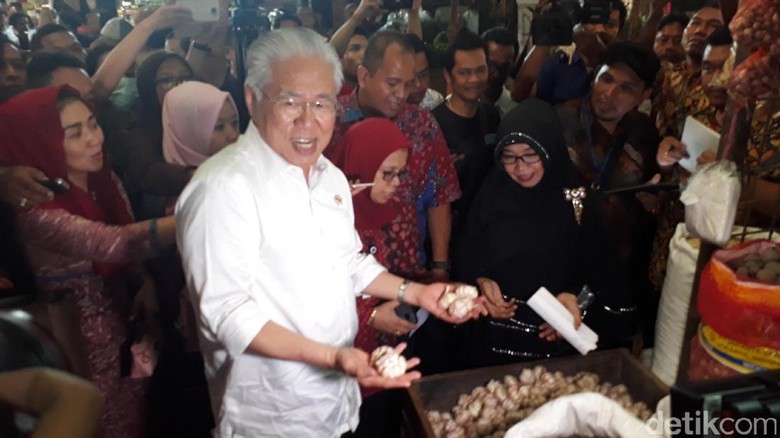 Terbukti Timbun Bawang Putih, 3 Importir Dicabut Izinnya Terbukti Timbun Bawang Putih, 3 Importir Dicabut Izinnya