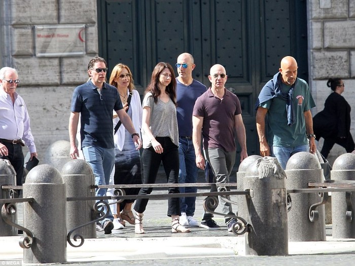 Jeff Bezos dan keluarga liburan di Italia. Foto: Mega Jeff Bezos dan keluarga liburan di Italia. Foto: Mega