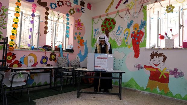 Warga Palestina menggunakan hak suaranya di Tepi Barat