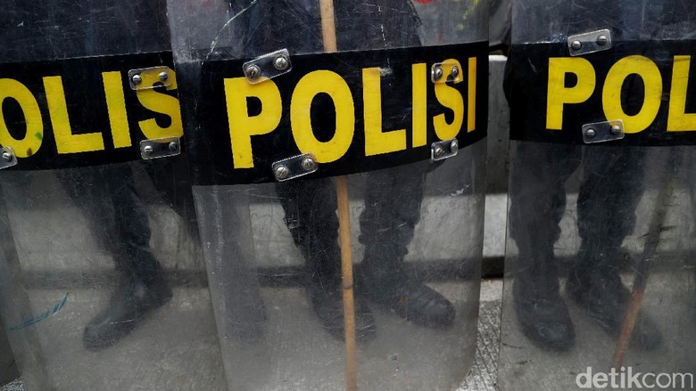 Polisi Bubarkan Massa Ojek Online yang Kumpul di Melawai Polisi Bubarkan Massa Ojek Online yang Kumpul di Melawai