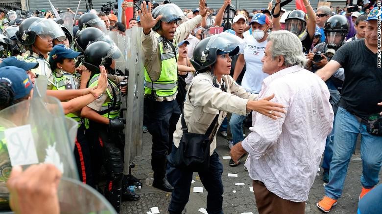 Para Lansia Bentrok dengan Polisi Saat Demo di Venezuela Para Lansia Bentrok dengan Polisi Saat Demo di Venezuela