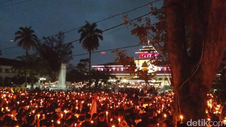 Aksi Lilin untuk Indonesia di Bandung Berlangsung Damai