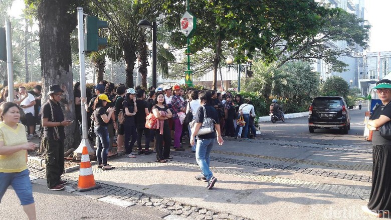Massa Pro Ahok Gelar Aksi di Balaikota Massa Pro Ahok Gelar Aksi di Balaikota
