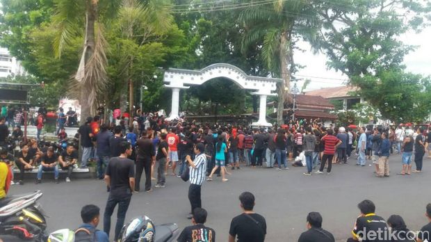 Massa menolak kedatangan Fahri Hamzah di Manado.