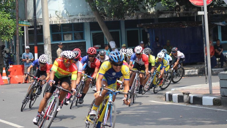 Jamalidin dan Crismonika Juara Kriterium LCC Sidoarjo Jamalidin dan Crismonika Juara Kriterium LCC Sidoarjo