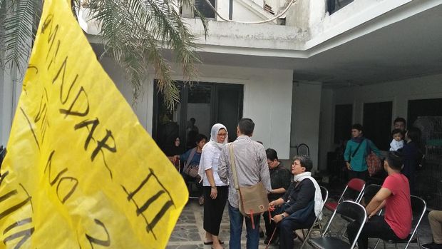 Bendera kuning di rumah duka jenazah Anthina