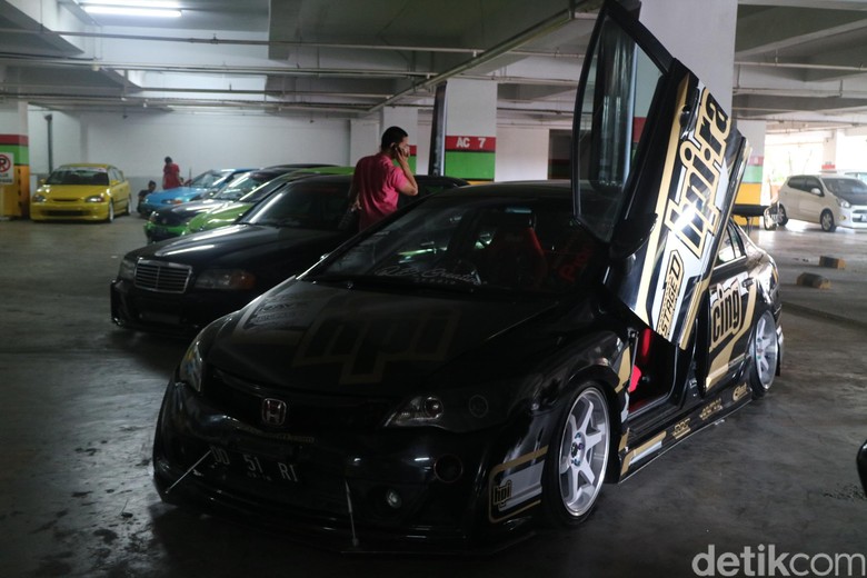 Puluhan Mobil Modifikasi Ramaikan Makassar Puluhan Mobil Modifikasi Ramaikan Makassar