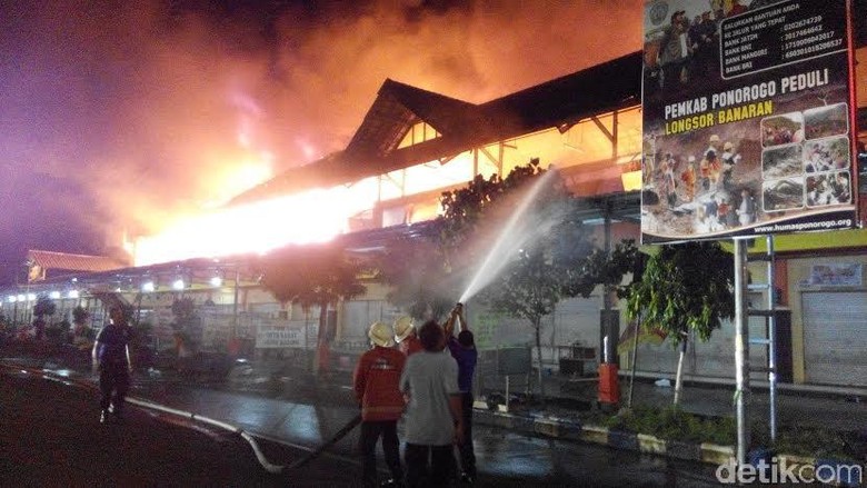 Ratusan Los dan Puluhan Kios Pasar Legi Songgolangit Ludes Terbakar