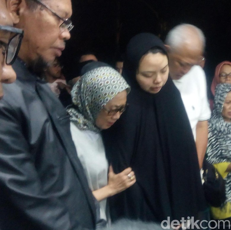 Haru, Istri Suryo Utomo yang Baru Melahirkan 1 Bulan Lalu Hadiri Pemakaman