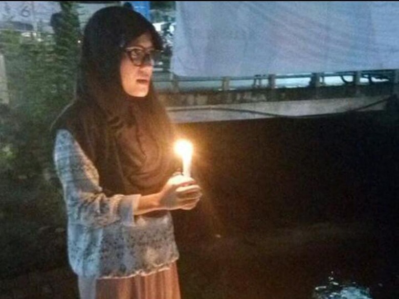 Viral di Medsos, Aksi Lilin Sendirian Nurul untuk Ahok di Padang