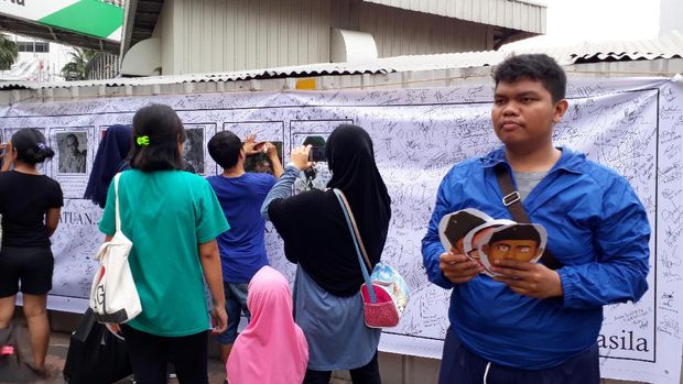 Warga Membagikan Topeng di Car Free Day