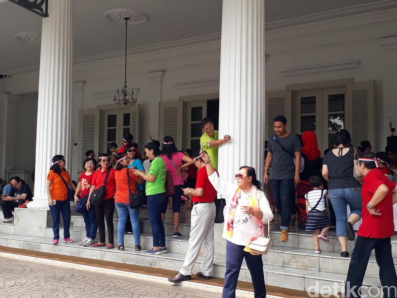 Wisata Balai Kota Kembali Menggeliat, Warga Asyik Berfoto Wisata Balai Kota Kembali Menggeliat, Warga Asyik Berfoto