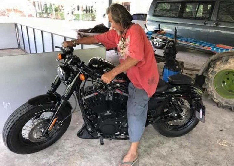 Diabaikan Sales, Pria Kumal Ini Beli Harley-Davidson Tunai Diabaikan Sales, Pria Kumal Ini Beli Harley-Davidson Tunai
