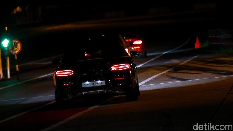 Wusss! Asyiknya Ngebut Malam-malam di Sirkuit Sepang Wusss! Asyiknya Ngebut Malam-malam di Sirkuit Sepang