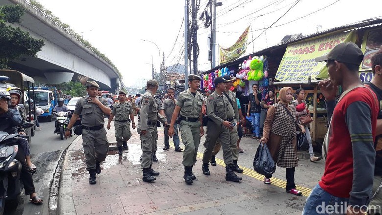 Tahu Satpol PP Akan Datang, PKL Tanah Abang Buru-Buru Rapikan Dagangan