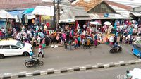 Trotoar Tanah Abang tak lagi ramai pedagang.