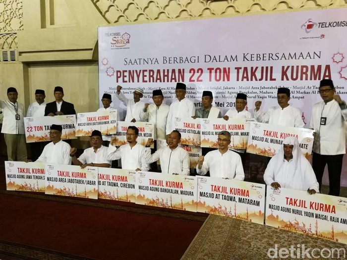 Penyerahan simbolis 22 ton kurma. Foto: detikINET/Muhammad Alif Goenawan Penyerahan simbolis 22 ton kurma. Foto: detikINET/Muhammad Alif Goenawan