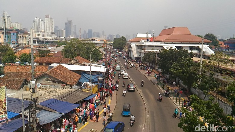 Satpol PP Berjaga, PKL Tak Lagi Jualan di Trotoar Tanah Abang