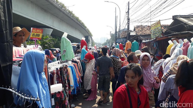 Suka Duka PKL Tanah Abang Jualan di Atas Trotoar