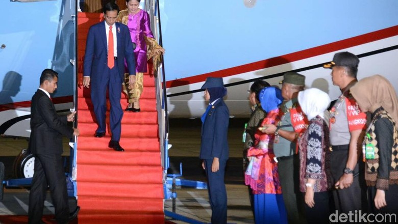 Tiba di Palu dari Beijing, Jokowi Disambut Kapolri Jenderal Tito