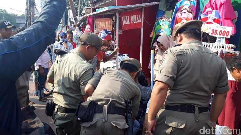 Kucing-kucingan, Satpol PP Pergi PKL Balik ke Trotoar Kucing-kucingan, Satpol PP Pergi PKL Balik ke Trotoar
