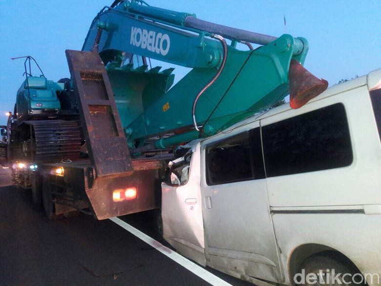 Luxio Seruduk Truk Pembawa Alat Berat, 3 Orang Tewas di Tol Kanci