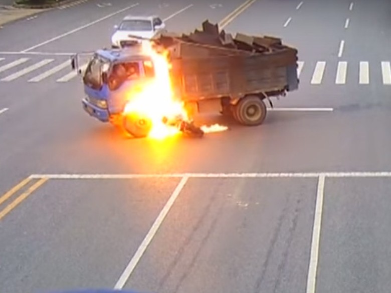 Pemotor Ini Selamat Usai Tabrak Truk dan Terbakar Pemotor Ini Selamat Usai Tabrak Truk dan Terbakar