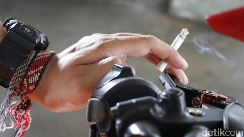 Merokok Saat Naik Motor Juga Bikin Buyar Konsentrasi Merokok Saat Naik Motor Juga Bikin Buyar Konsentrasi