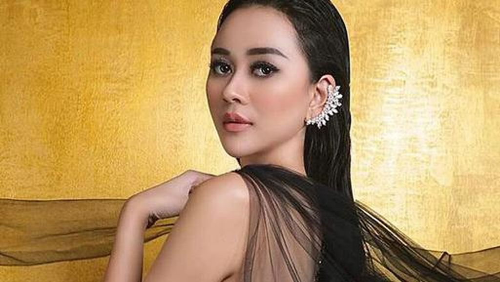 Boys! Aura Kasih Makin Seksi Aja Nih! Boys! Aura Kasih Makin Seksi Aja Nih!